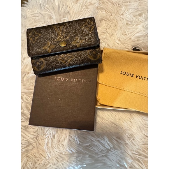 Like New Louis Vuitton Monogram Card Case - Picture 1 of 12